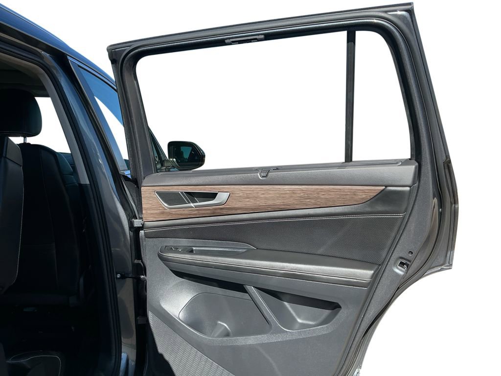 Used 2024 Volkswagen Atlas SEL AWD/4WD image 19