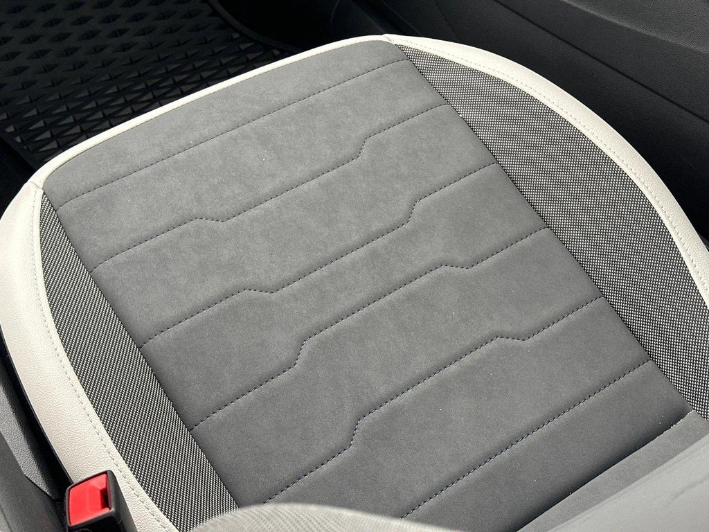 Used 2025 Volkswagen Taos SE image 16