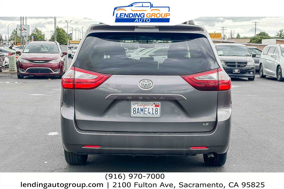 Used 2017 Toyota Sienna LE image 3