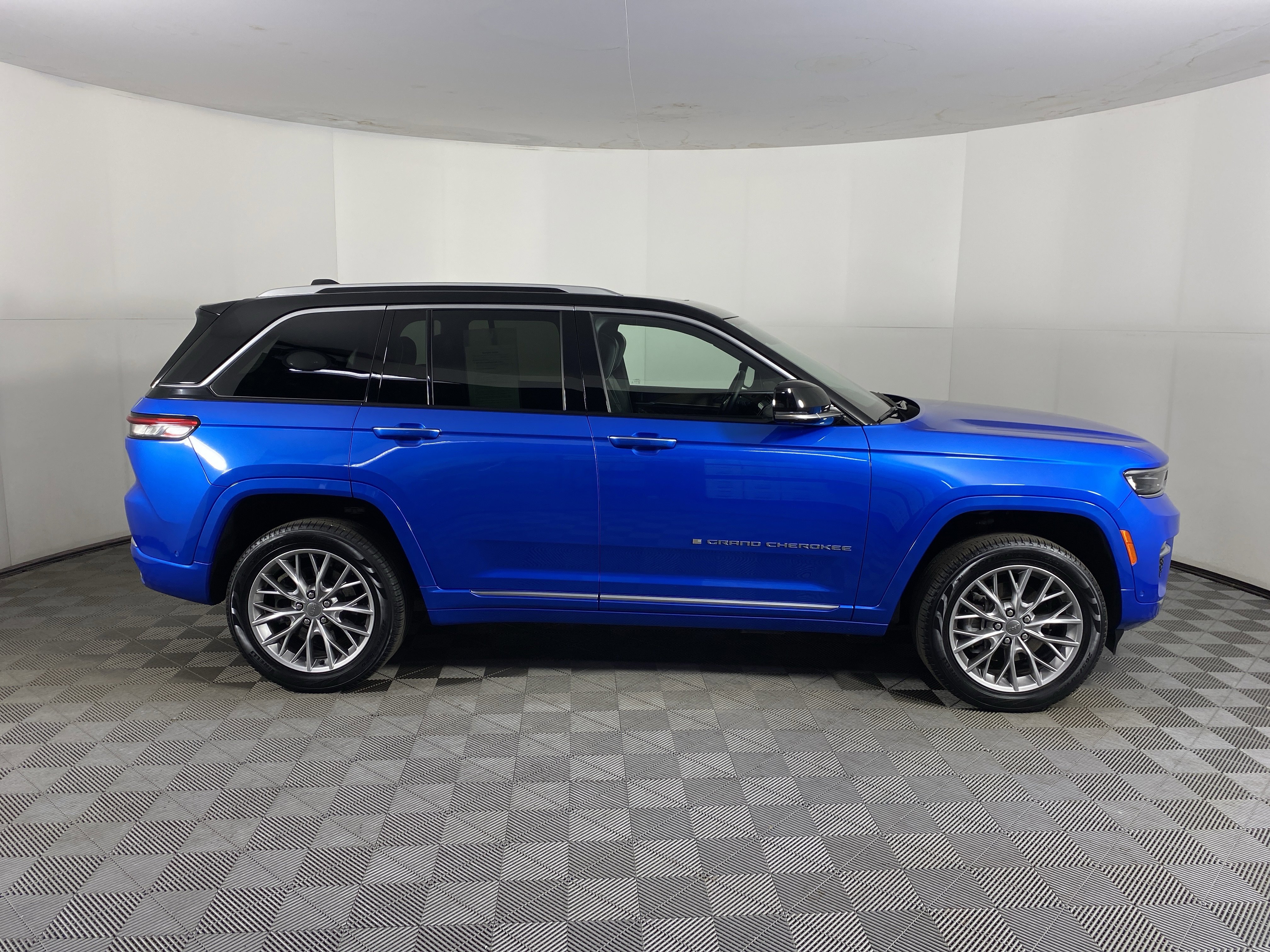 Used 2022 Jeep Grand Cherokee Summit image 8