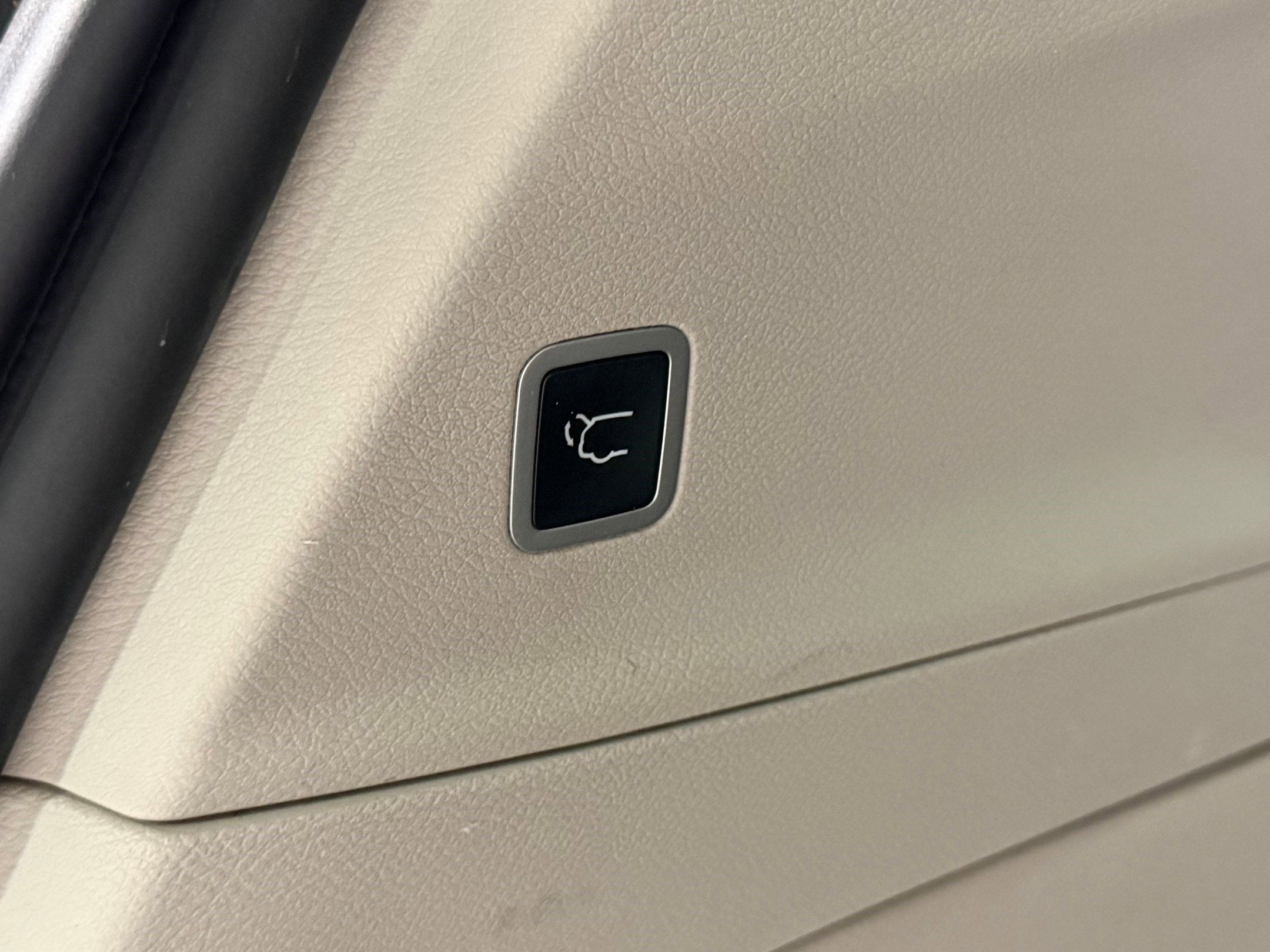 Used 2020 Chrysler Pacifica Touring-L FWD image 38