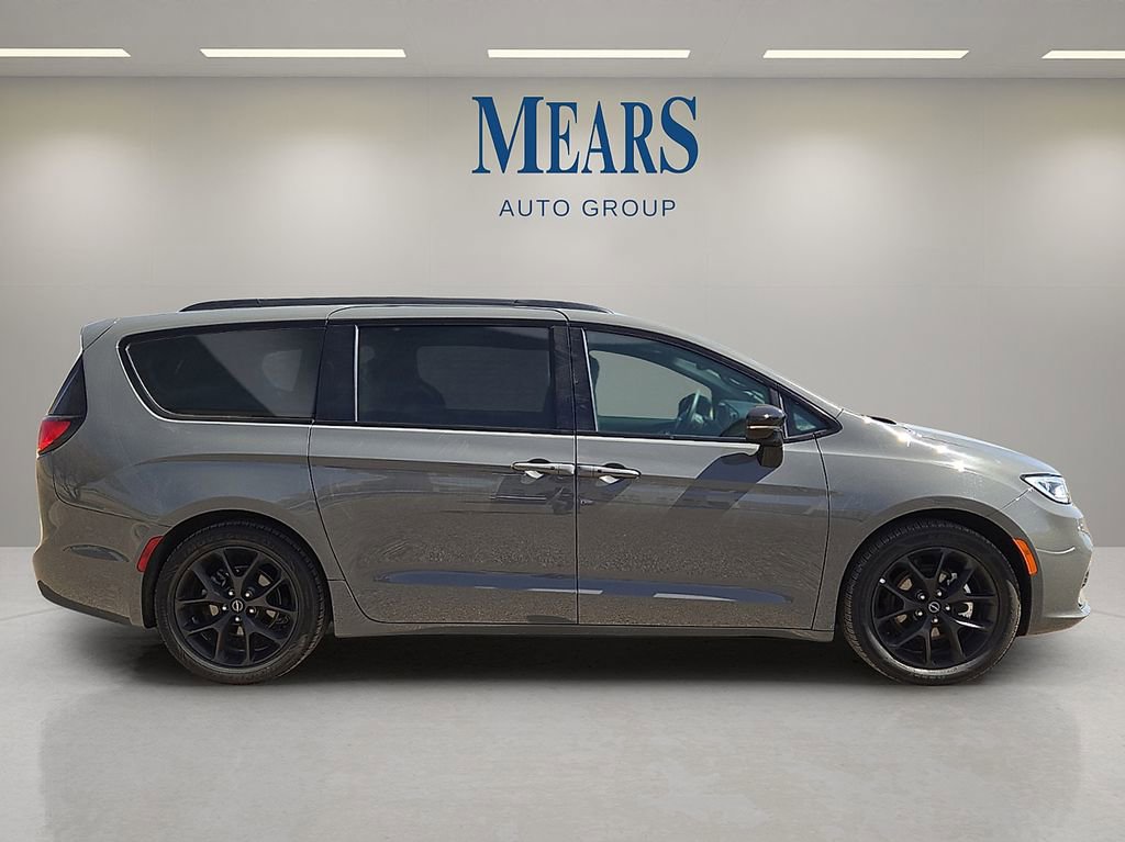 Used 2025 Chrysler Pacifica Limited image 6