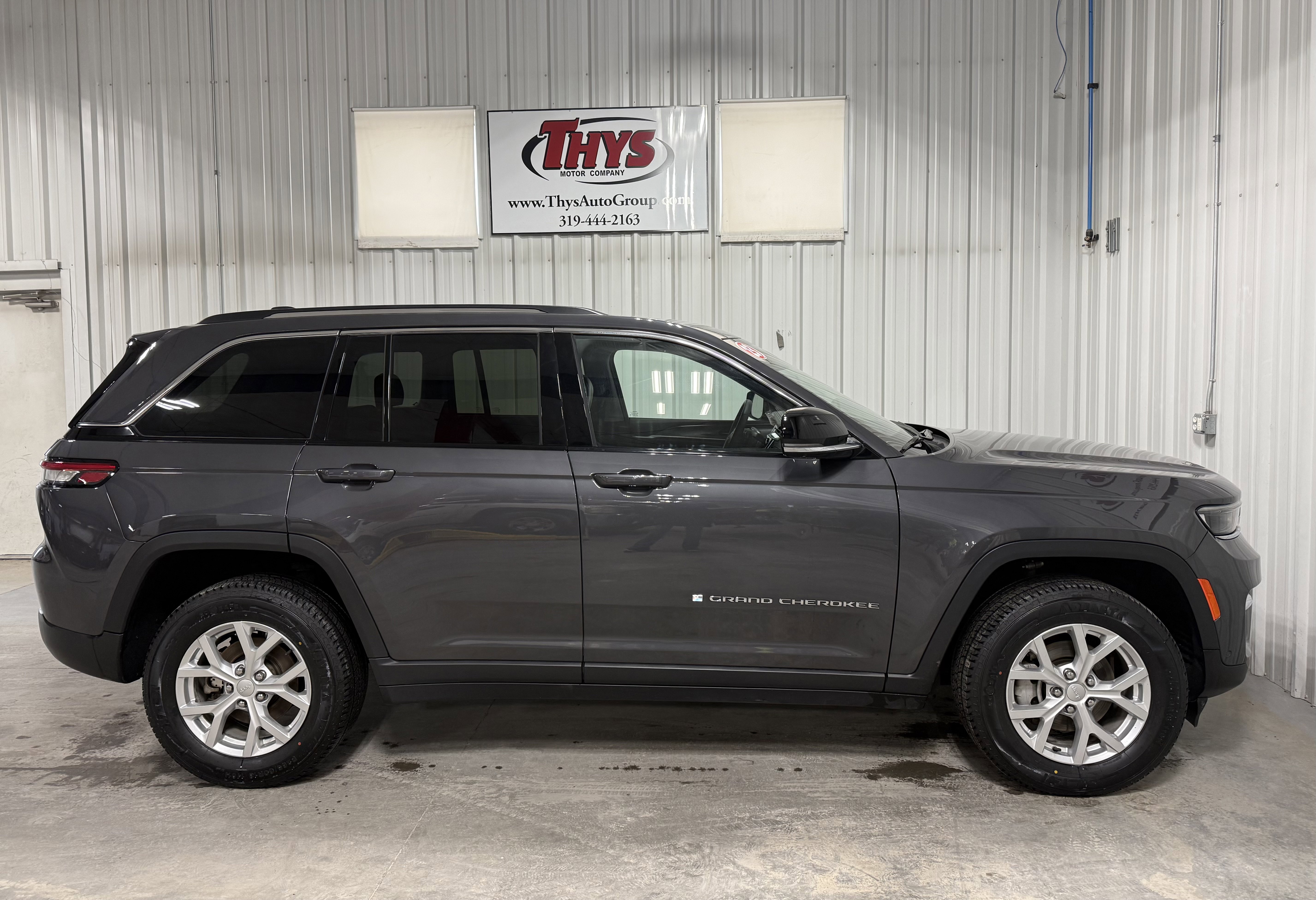 Used 2023 Jeep Grand Cherokee Limited w/ Luxury Tech Group II image 2