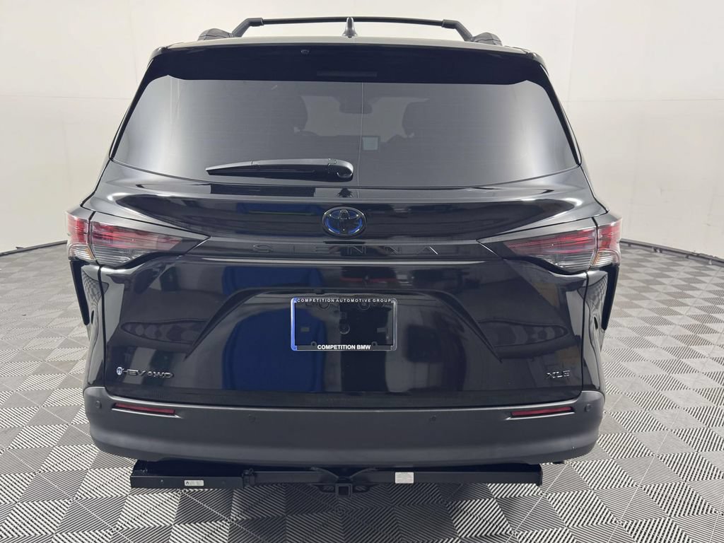 Used 2025 Toyota Sienna XLE Woodland Edition AWD/4WD image 9
