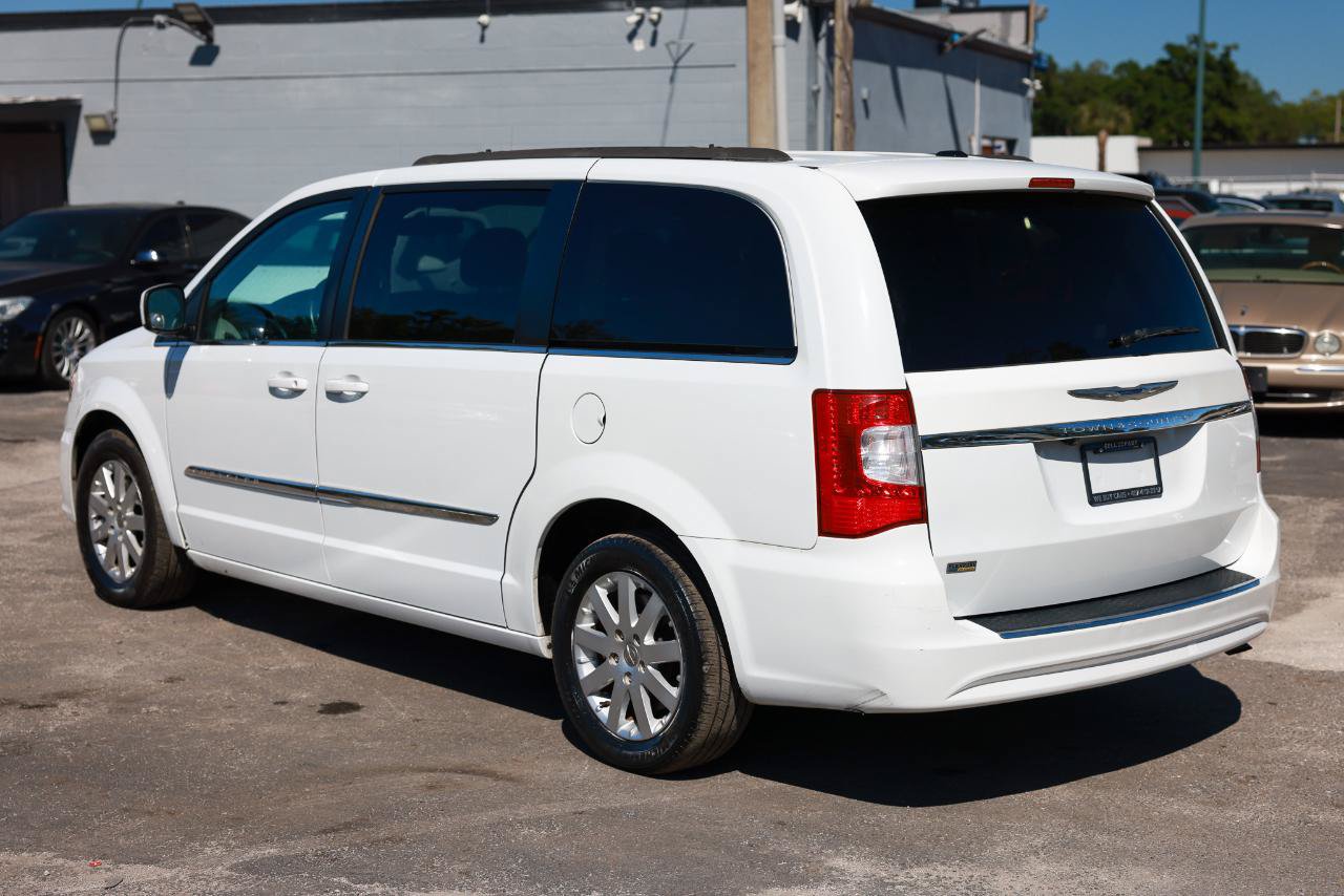 Used 2015 Chrysler Town & Country Touring FWD image 5