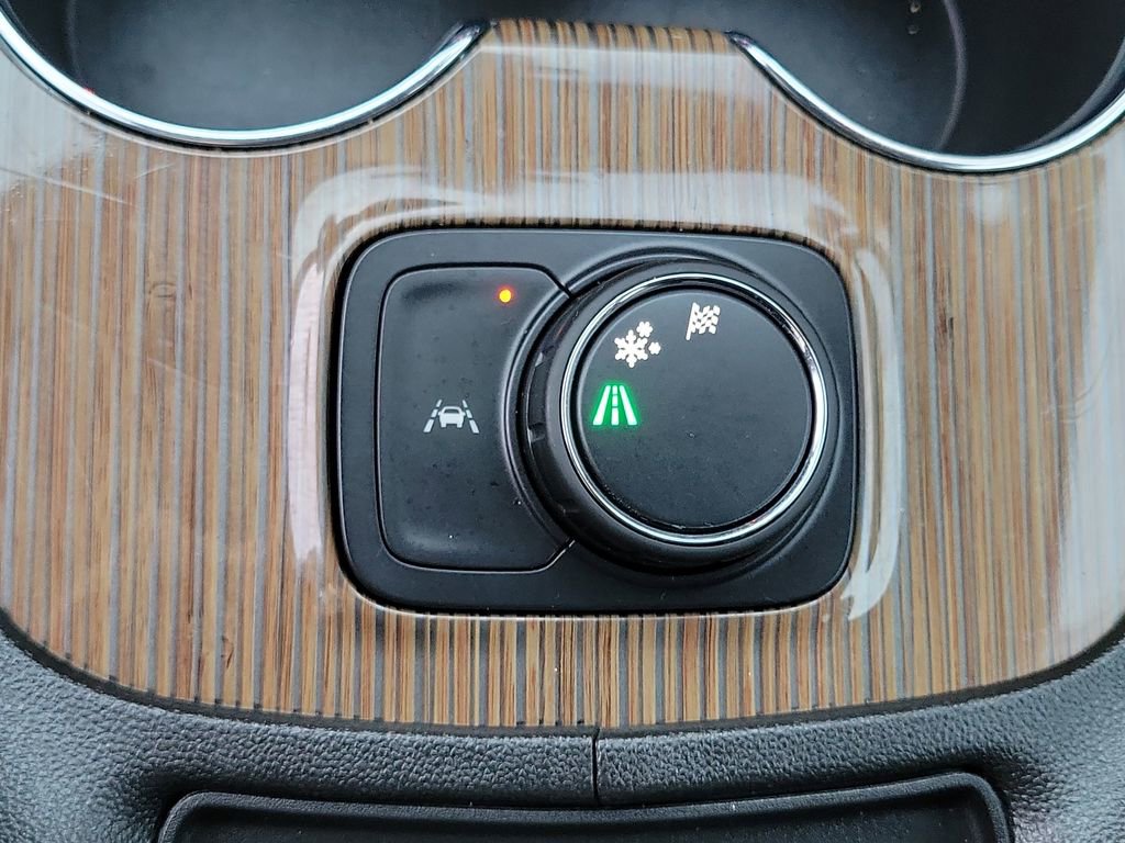 Used 2023 GMC Acadia SLE image 12