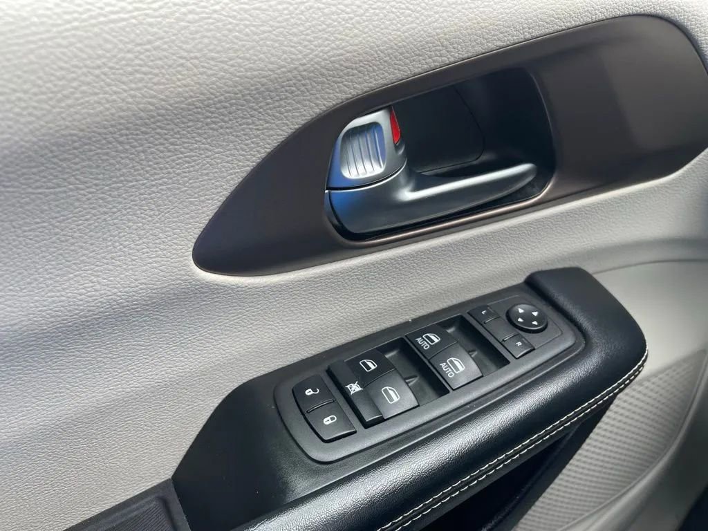Used 2022 Chrysler Voyager LX image 13