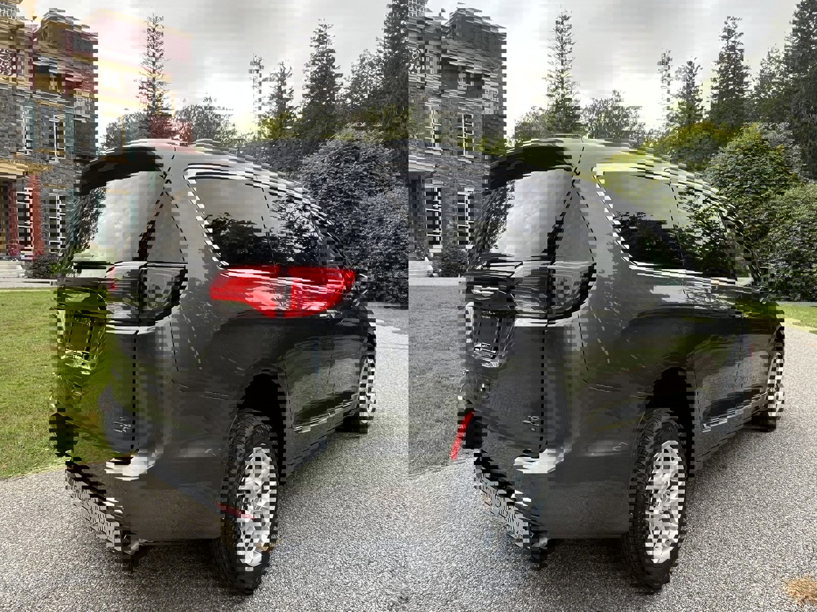 Used 2017 Chrysler Pacifica Touring-L w/ Tire & Wheel Group image 10