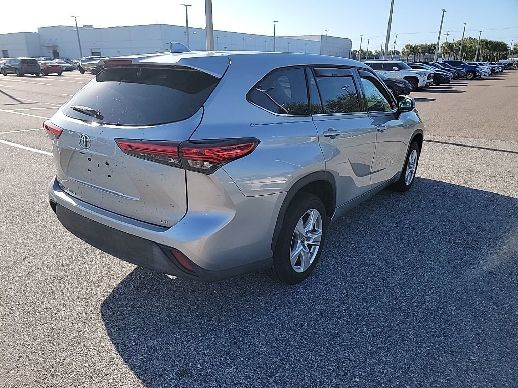 Used 2021 Toyota Highlander LE image 3