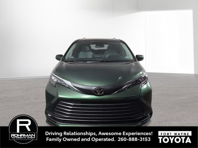 New 2026 Toyota Sienna XLE FWD image 3