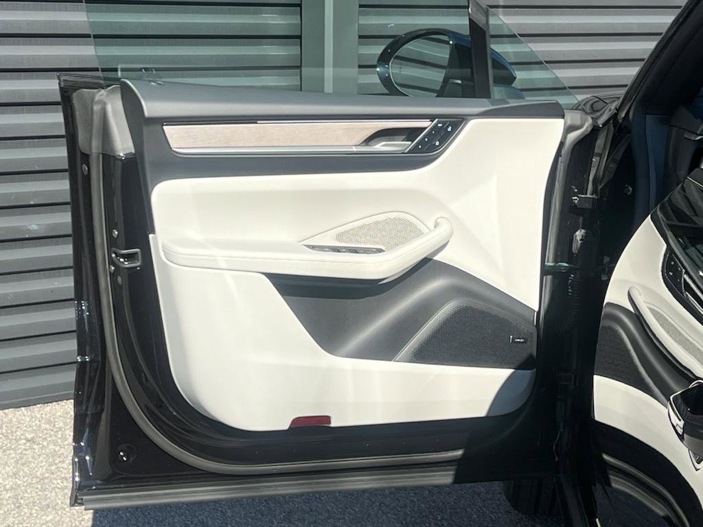 Certified 2024 Porsche Macan 4 Electric image 16