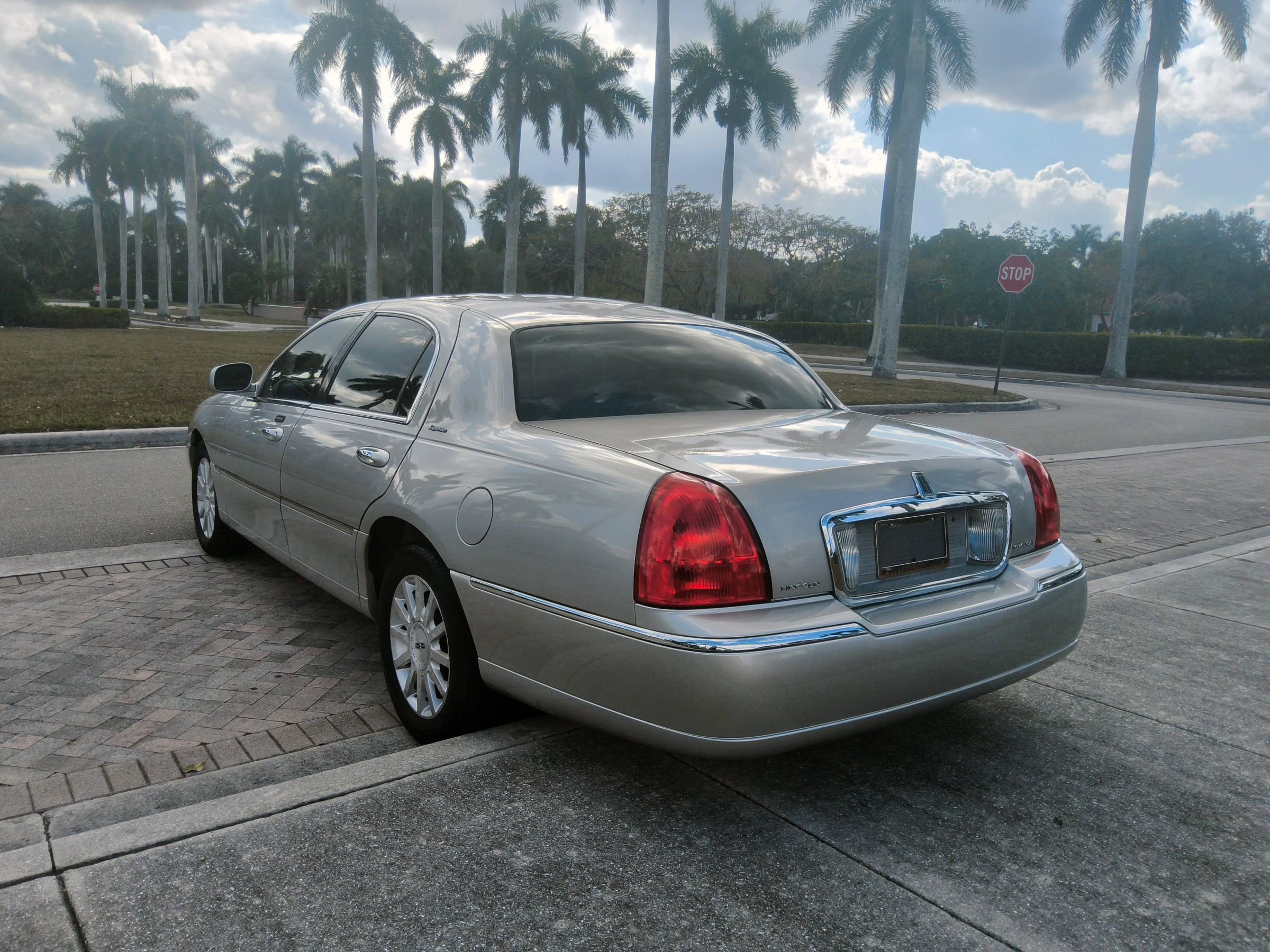 Used 2006 Lincoln Town Car Signature image 14