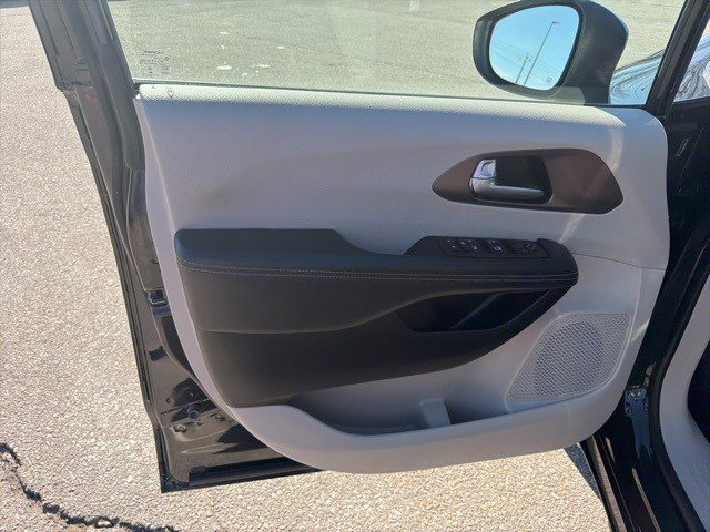 Used 2023 Chrysler Voyager LX image 10