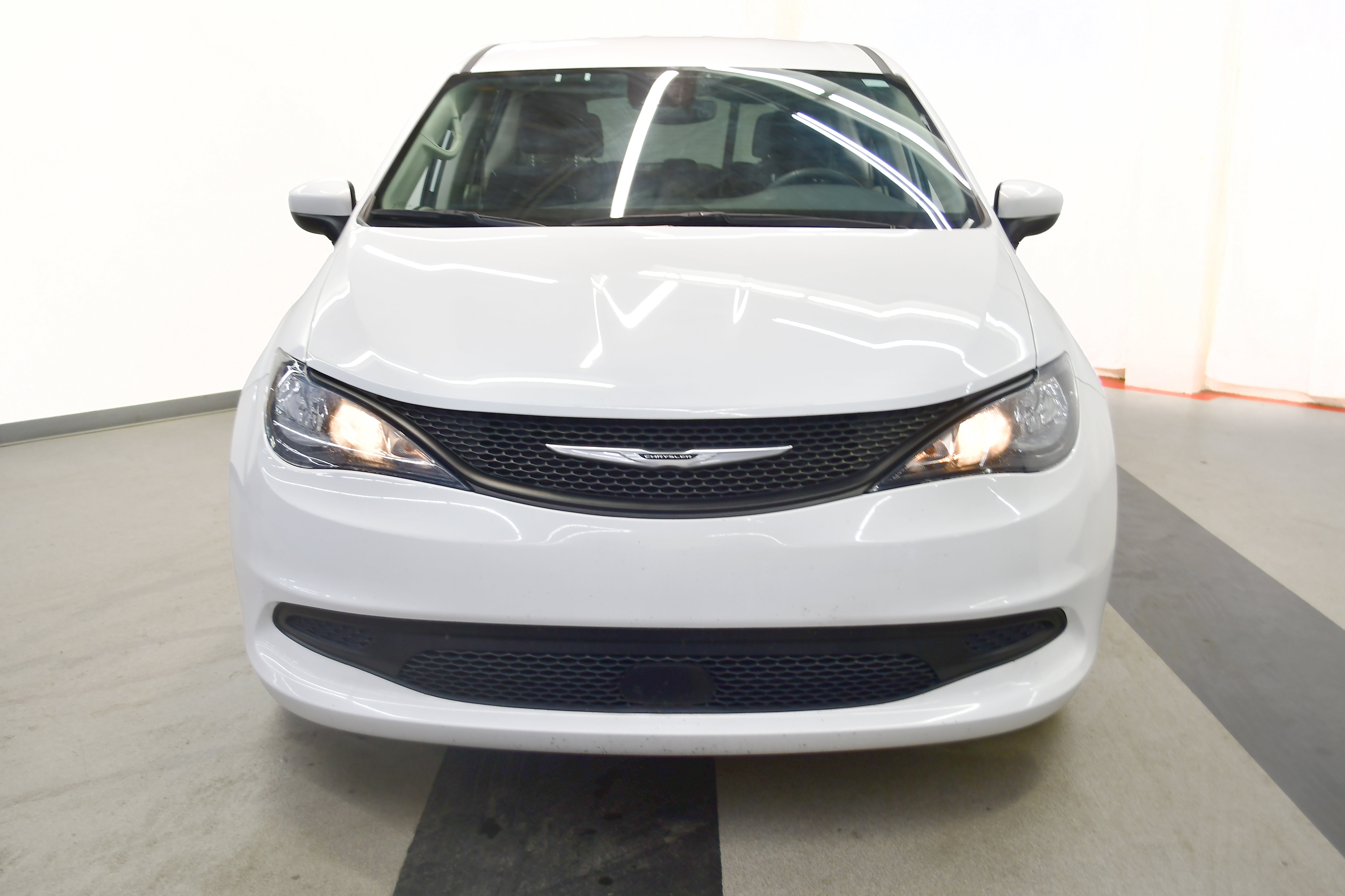 Used 2023 Chrysler Voyager LX FWD image 3