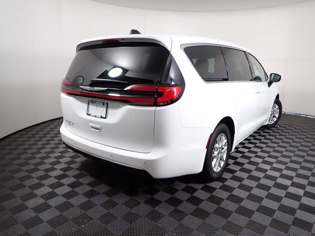 Used 2023 Chrysler Pacifica Touring-L FWD image 19