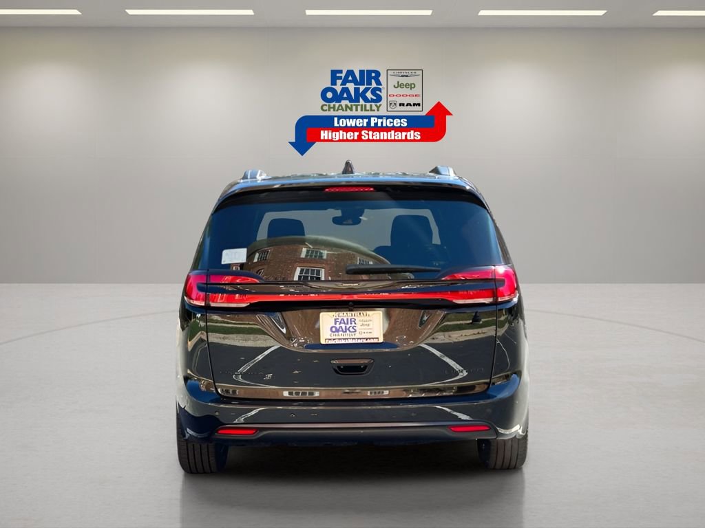New 2026 Chrysler Pacifica Limited w/ Uconnect Theater Family Group image 10