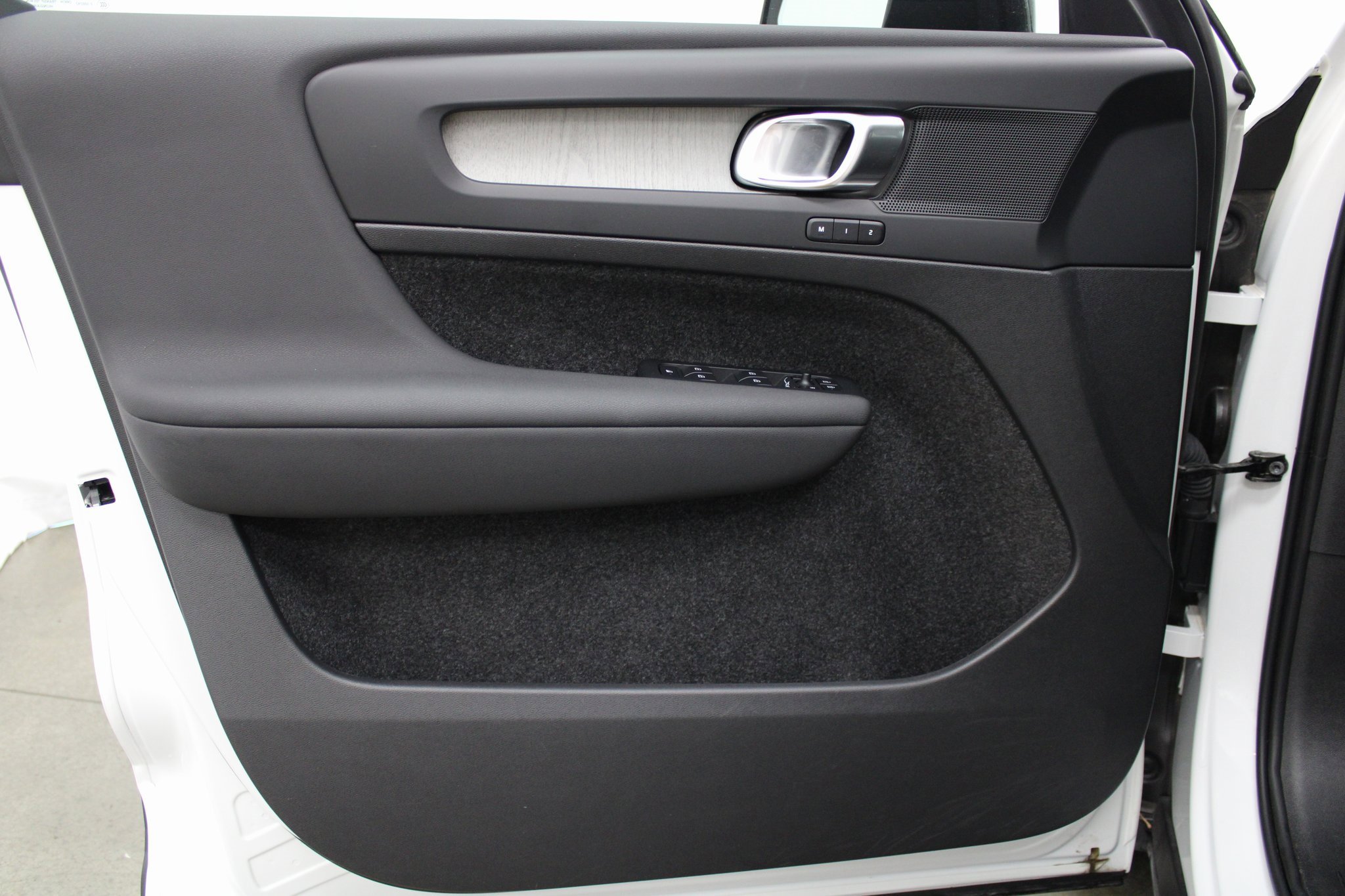 Used 2025 Volvo XC40 B5 Plus image 9
