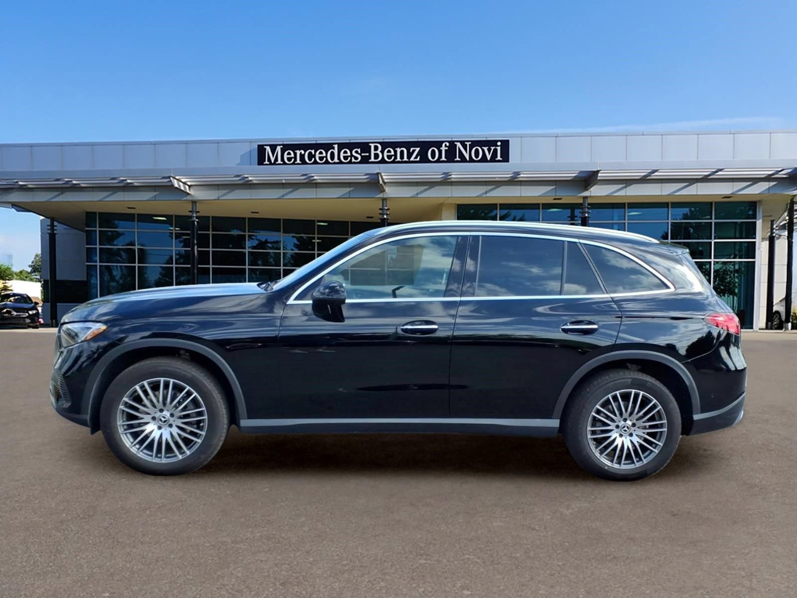 Used 2025 Mercedes-Benz GLC 300 4MATIC image 2