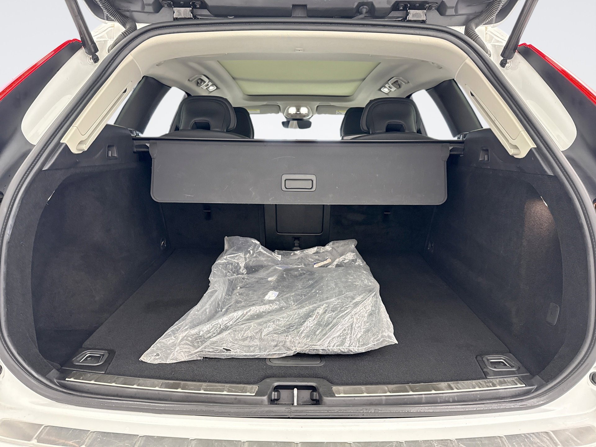 Used 2023 Volvo XC60 B5 Plus image 19