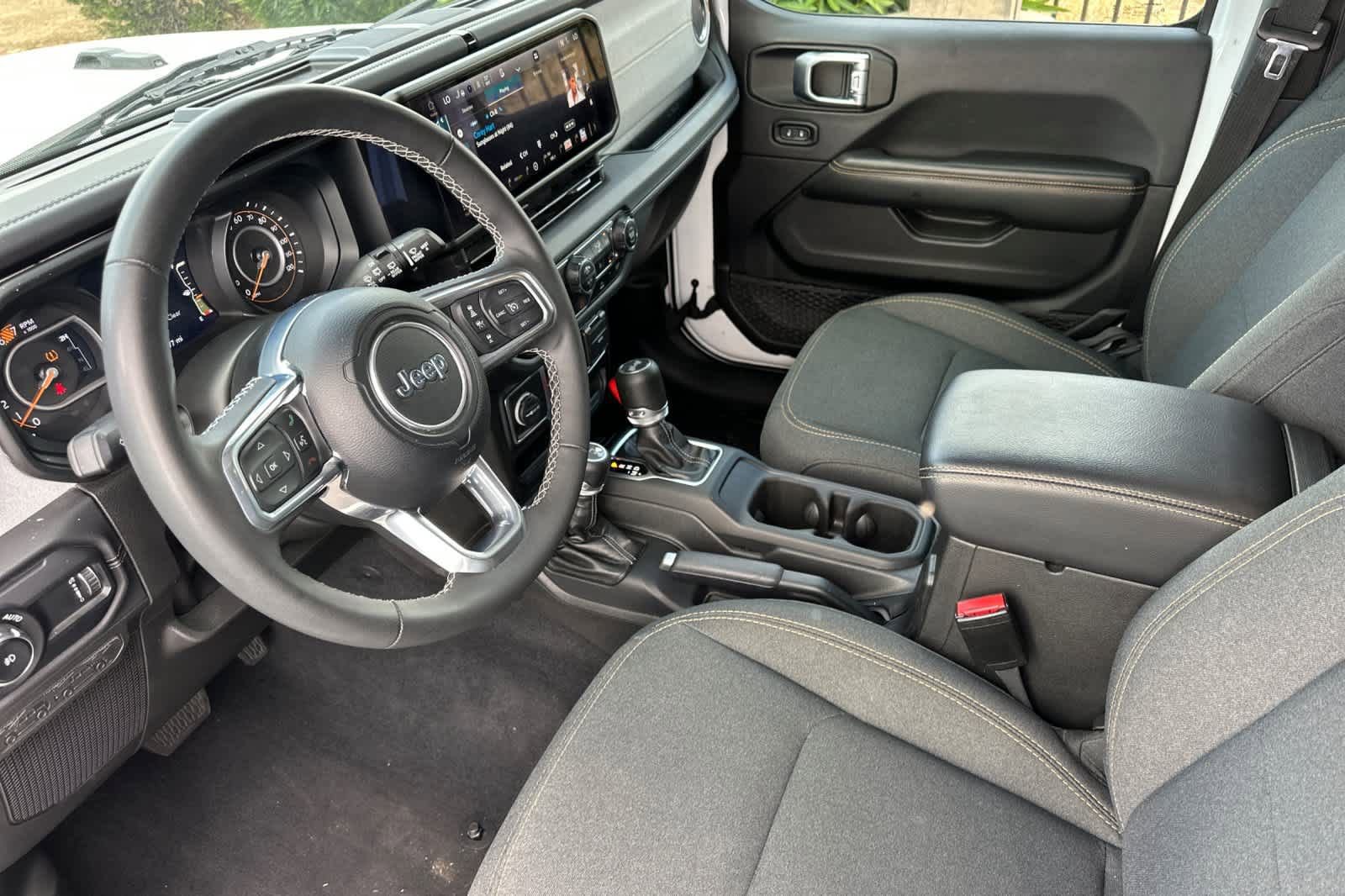 Used 2025 Jeep Wrangler Unlimited Sahara AWD/4WD image 11
