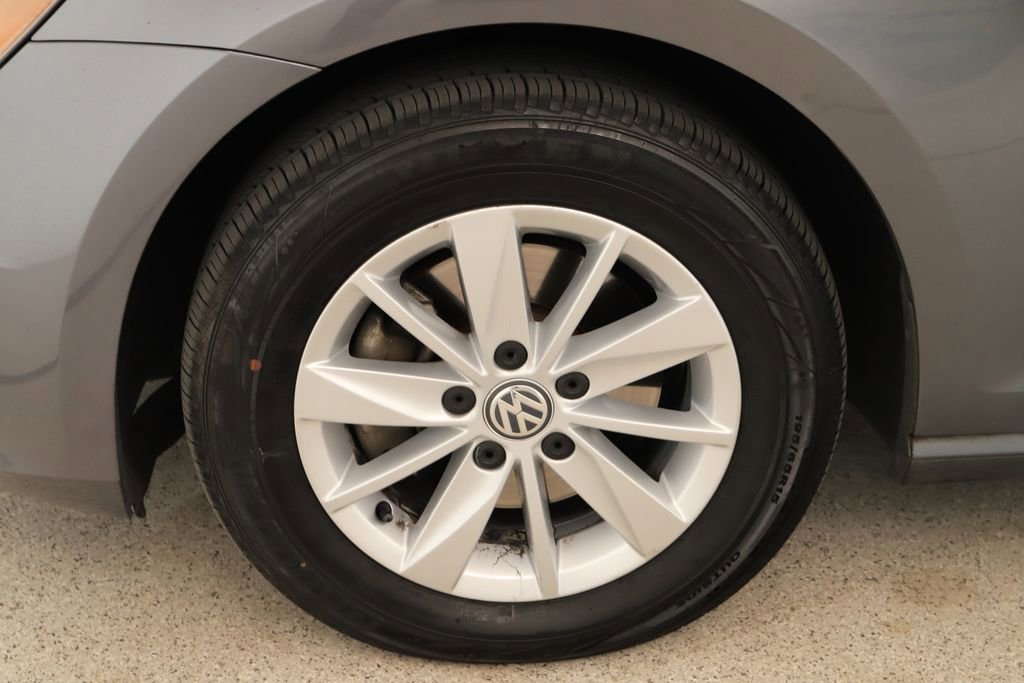 Used 2017 Volkswagen Golf S image 36