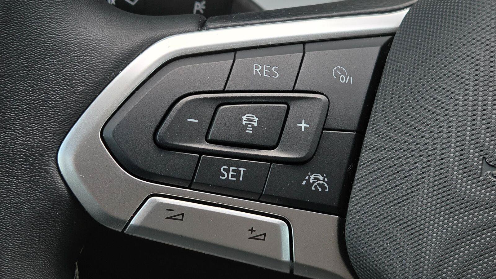Used 2025 Volkswagen Taos SEL AWD/4WD image 25