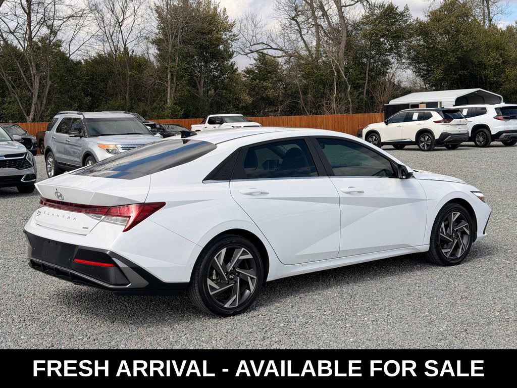 Used 2024 Hyundai Elantra Limited image 4