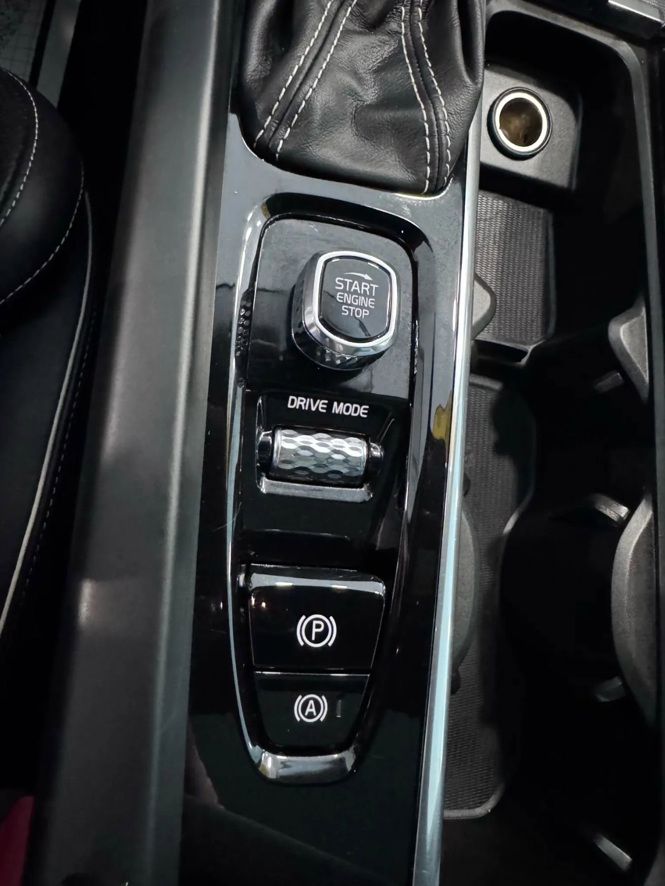 Used 2019 Volvo XC60 T5 R-Design w/ Protection Package Premier image 30