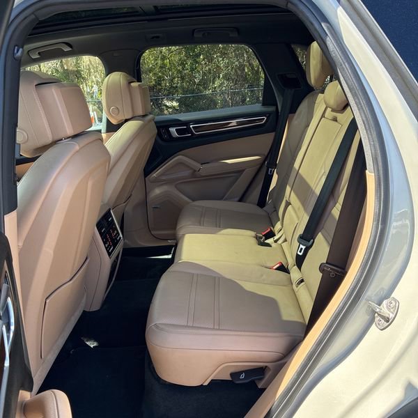 Used 2022 Porsche Cayenne Platinum Edition image 9