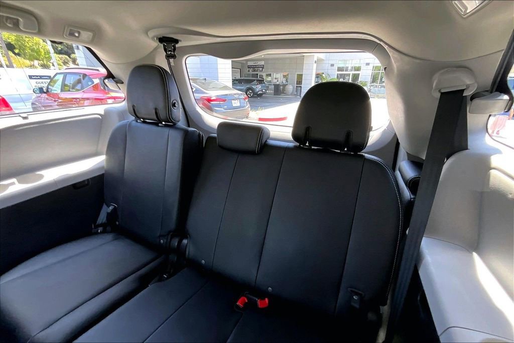Used 2019 Toyota Sienna SE FWD image 16