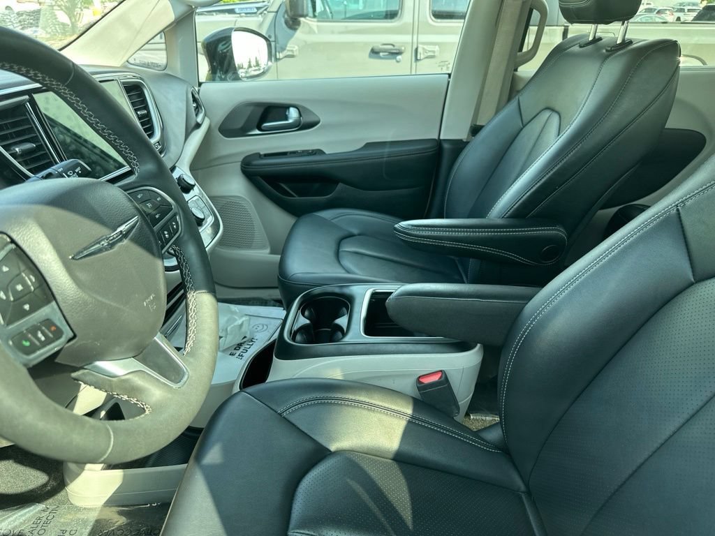 Used 2024 Chrysler Pacifica Touring-L FWD image 8