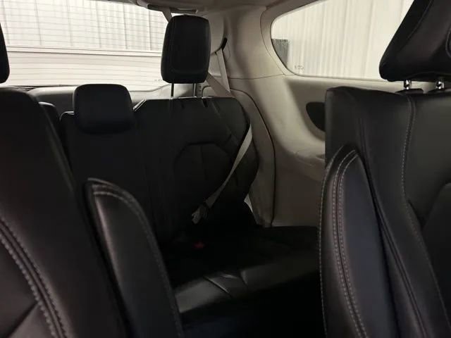 Used 2023 Chrysler Pacifica Touring-L image 17