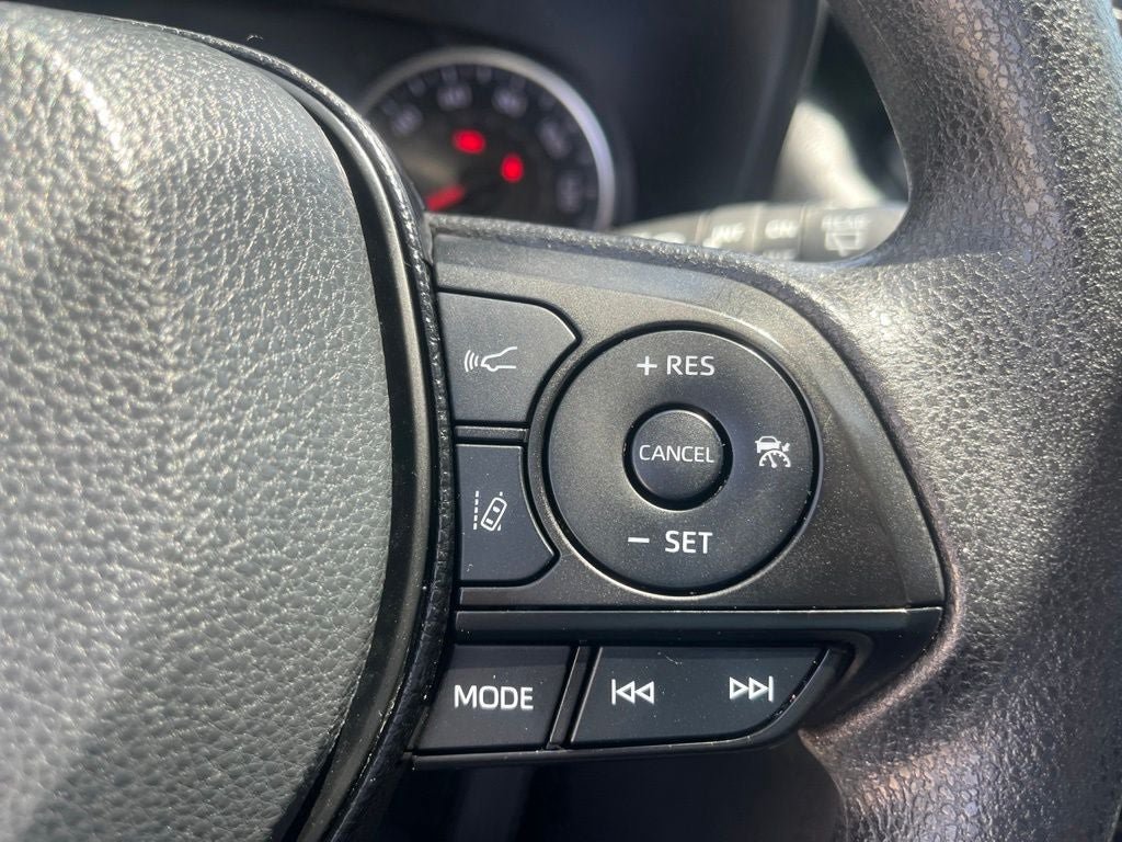 Used 2021 Toyota RAV4 XLE w/ Convenience Package FWD image 31