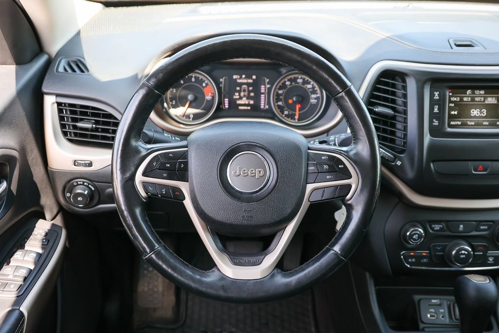 Used 2018 Jeep Cherokee Latitude w/ Altitude Package FWD image 8
