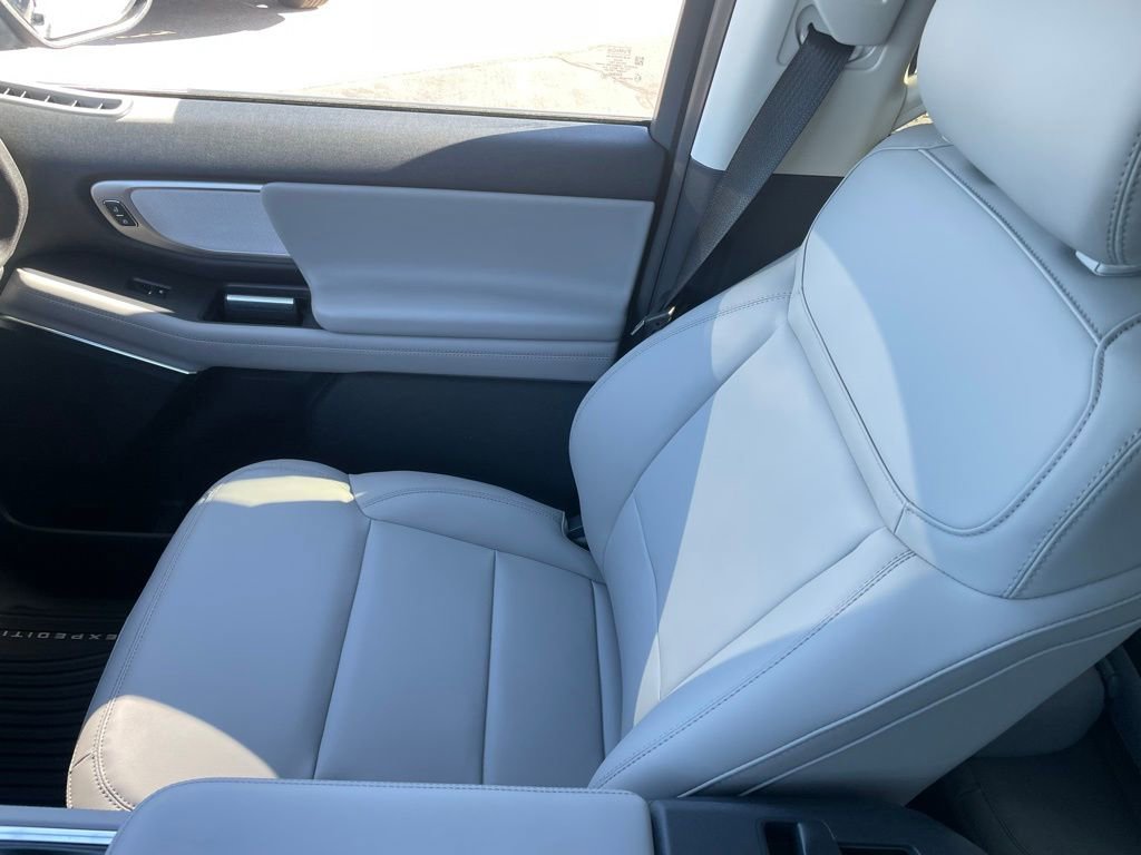 New 2026 Ford Expedition Active image 28