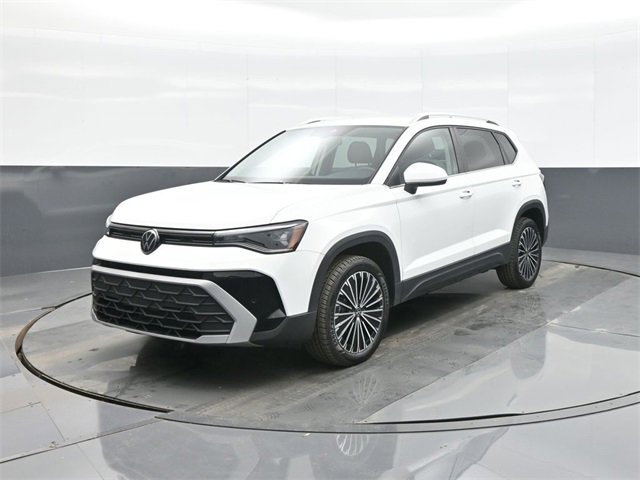 Certified 2025 Volkswagen Taos SE image 3