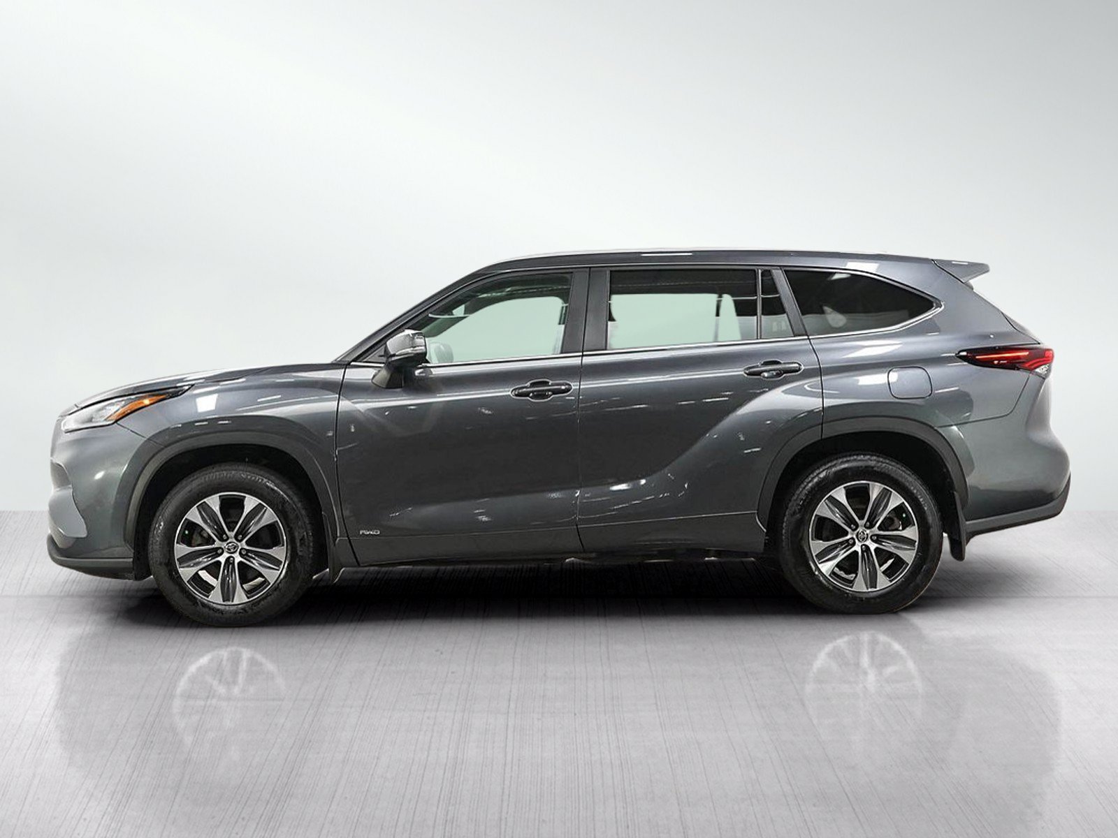 Used 2025 Toyota Highlander XLE AWD/4WD image 2