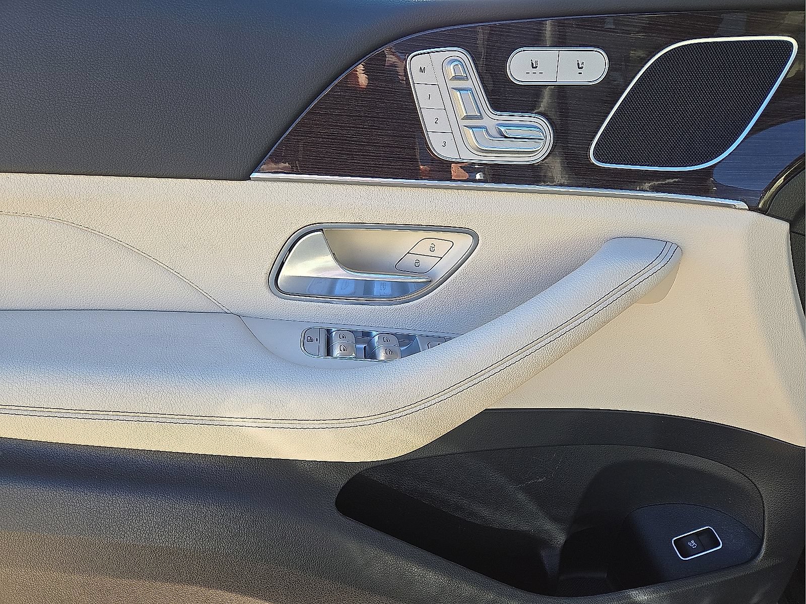 Used 2025 Mercedes-Benz GLE 450 4MATIC w/ Warmth & Comfort Package image 22
