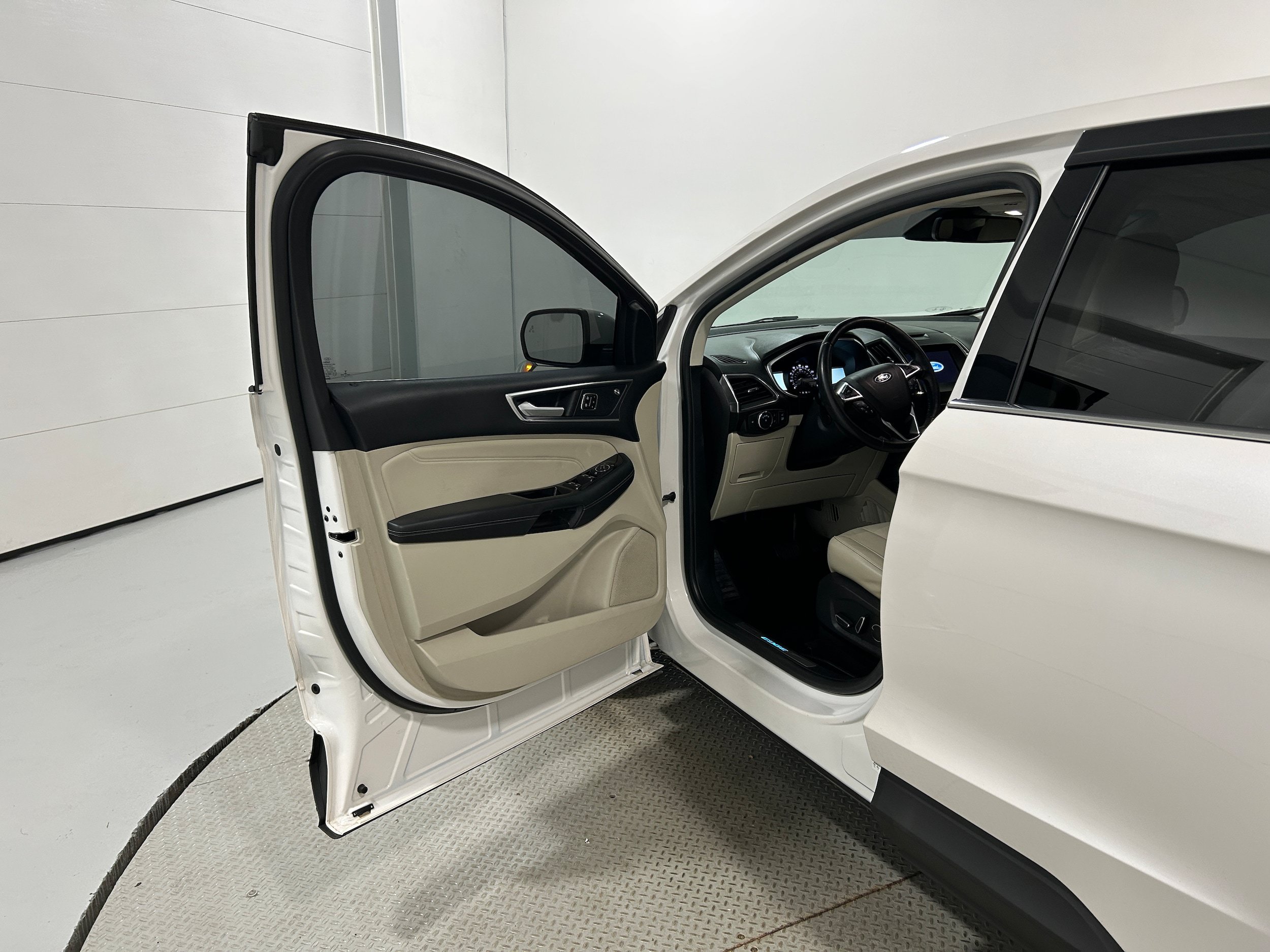 Used 2019 Ford Edge Titanium w/ Cold Weather Package AWD/4WD image 25