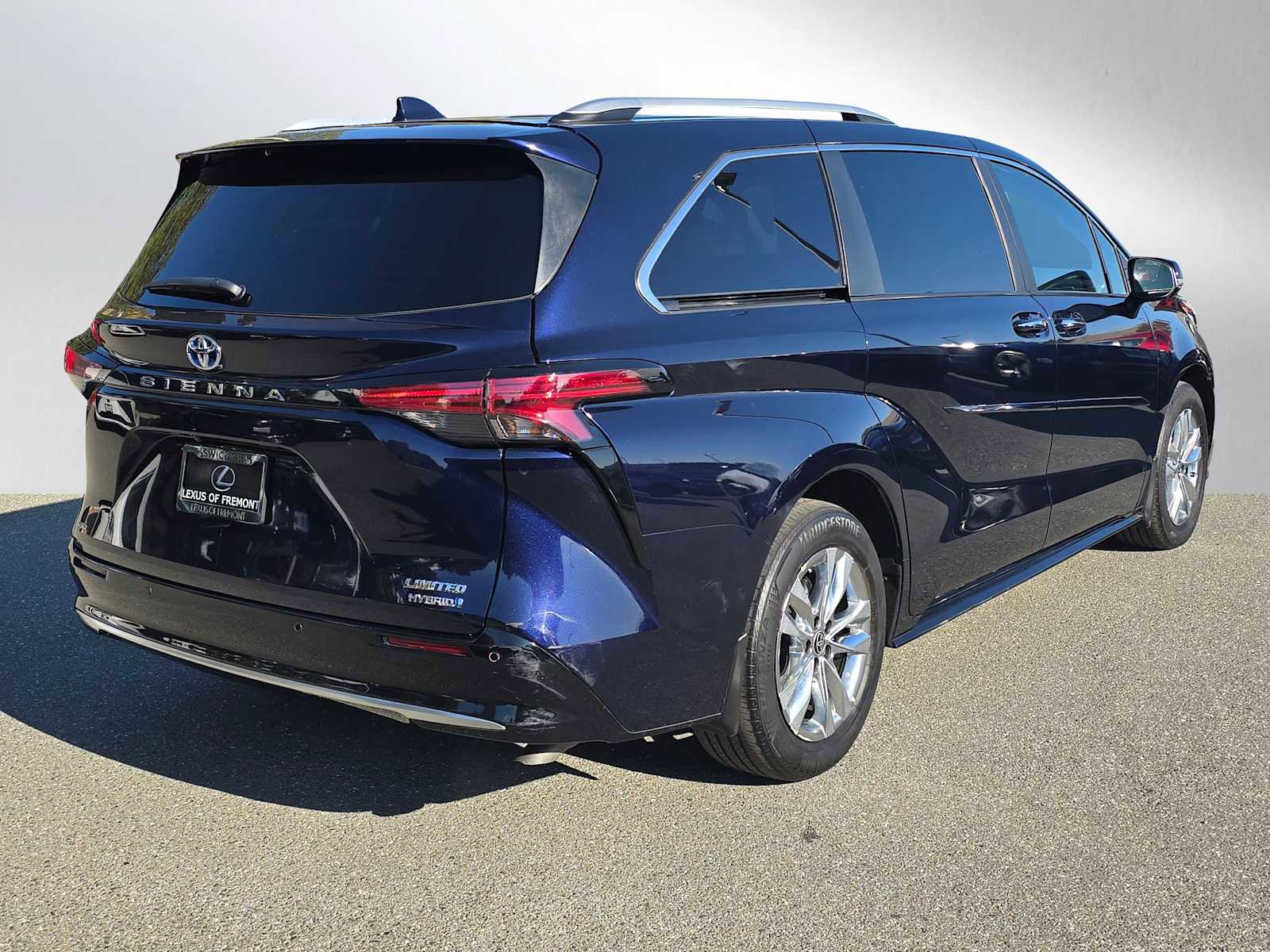 Used 2023 Toyota Sienna Limited image 3