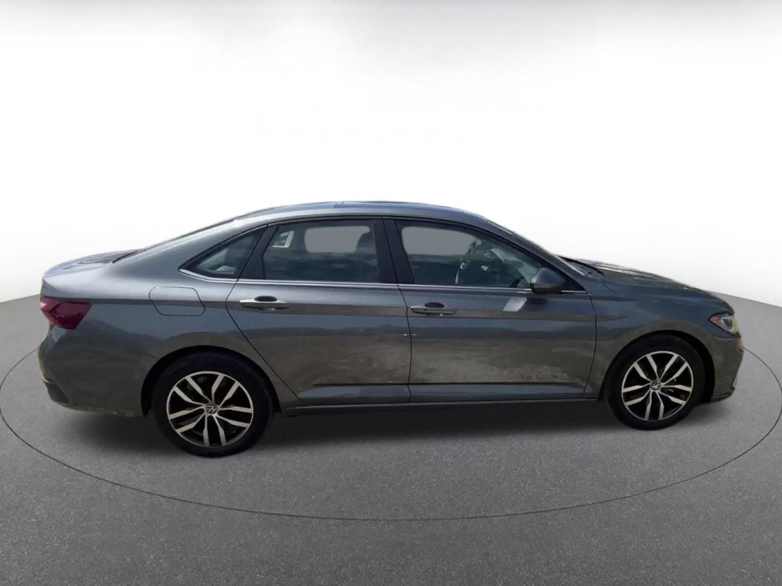 Used 2025 Volkswagen Jetta SE image 16