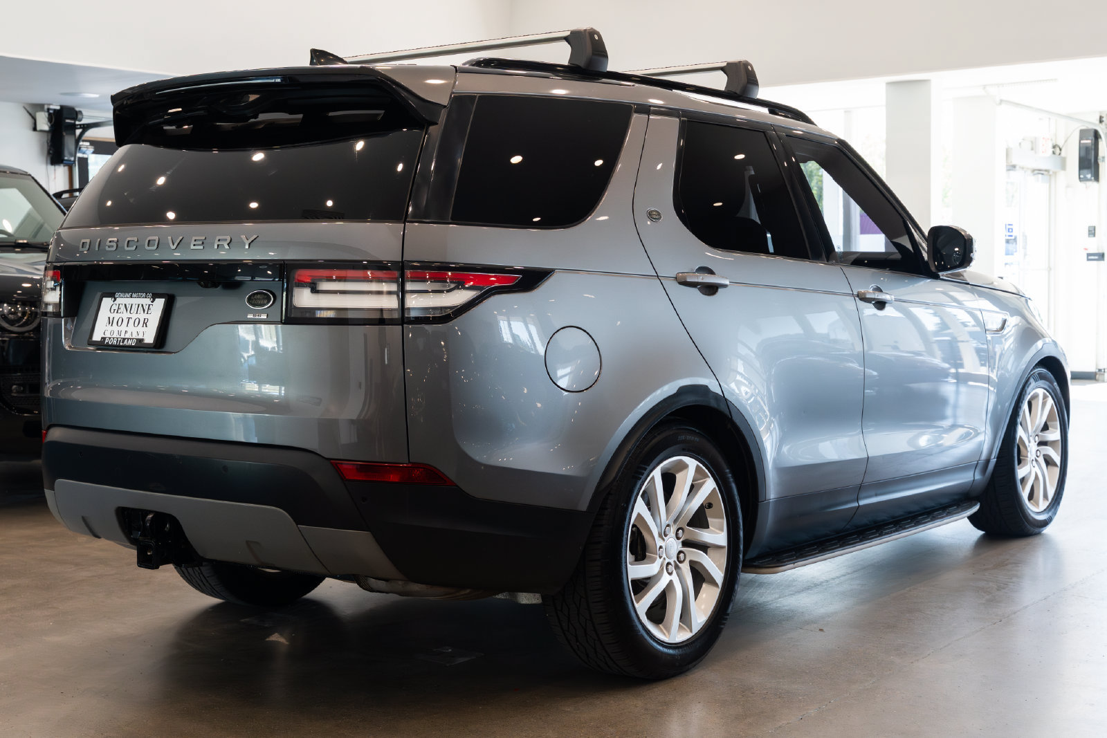 Used 2017 Land Rover Discovery SE AWD/4WD image 4