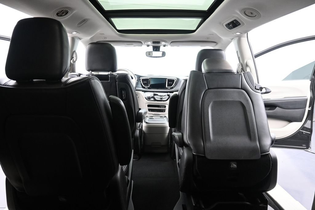 Used 2020 Chrysler Pacifica Limited FWD image 29