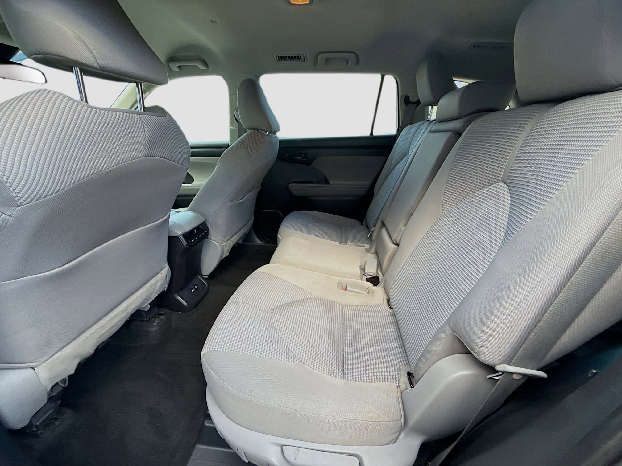 Used 2020 Toyota Highlander L FWD image 23