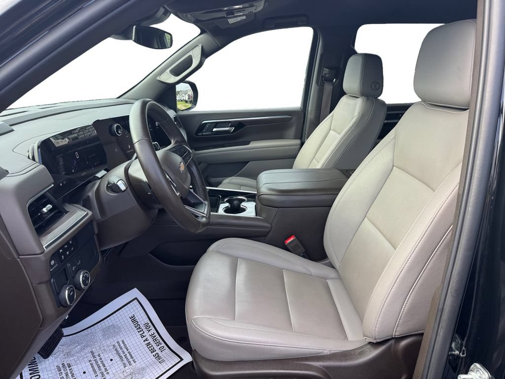 Used 2025 Chevrolet Suburban LT RWD image 13