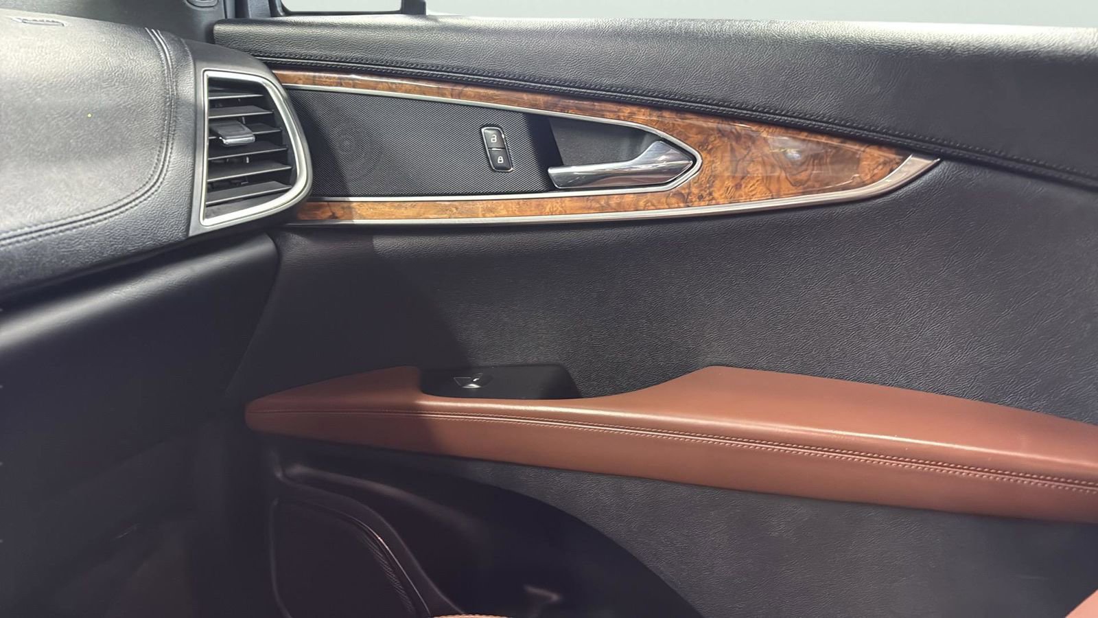 Used 2018 Lincoln MKX Reserve image 23
