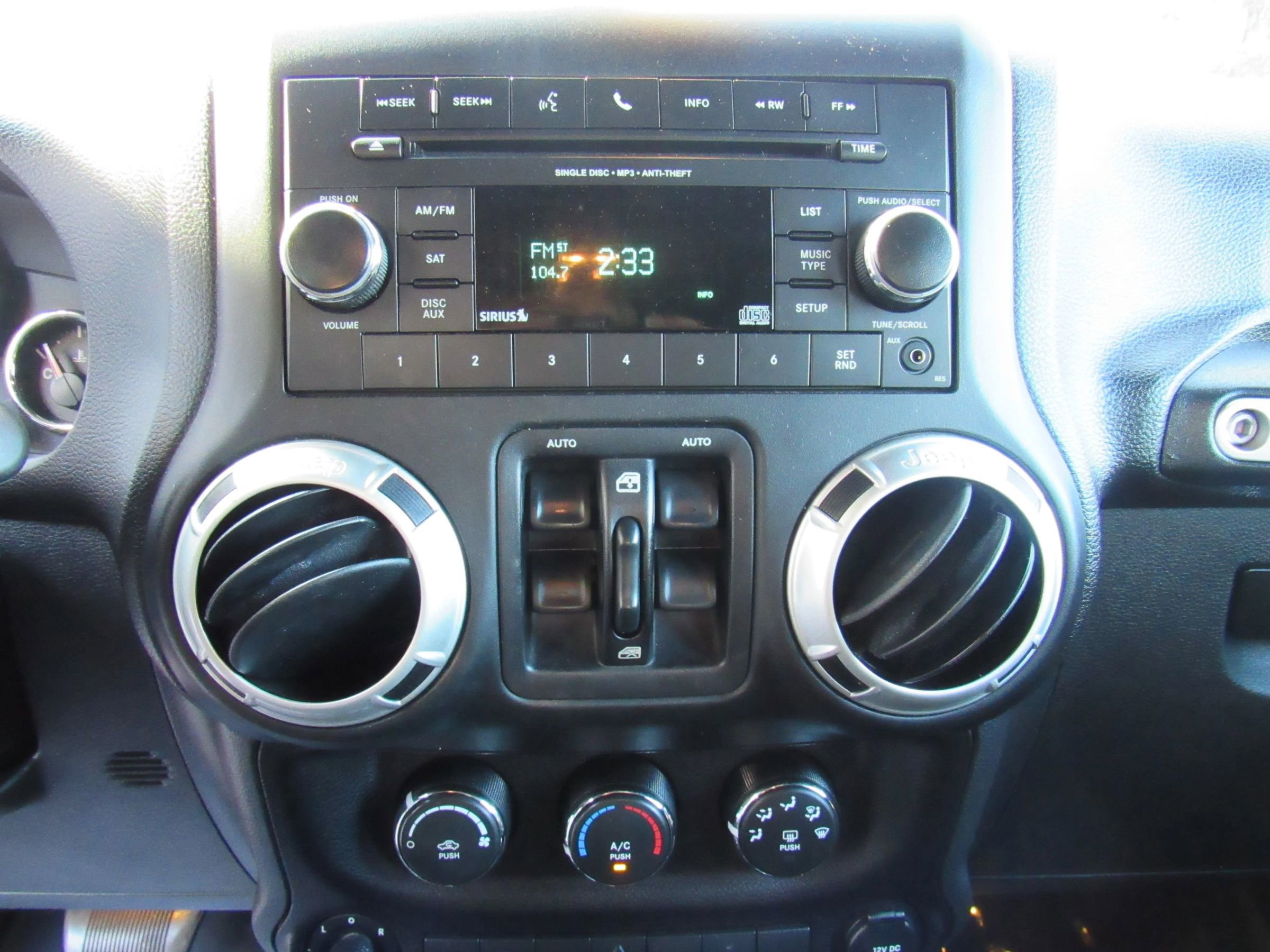 Used 2017 Jeep Wrangler Unlimited Sahara w/ Connectivity Group AWD/4WD image 15