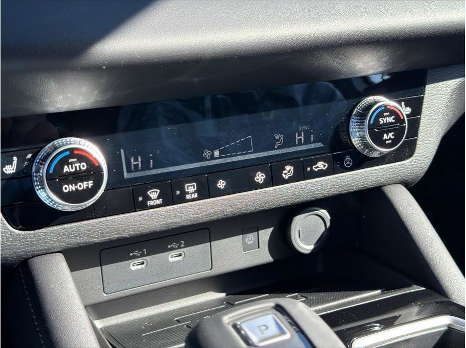 New 2026 Mitsubishi Outlander LE image 13