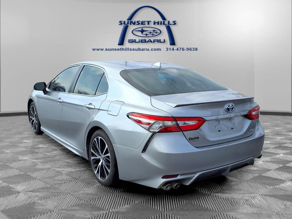 Used 2019 Toyota Camry SE w/ Sunroof Package image 2