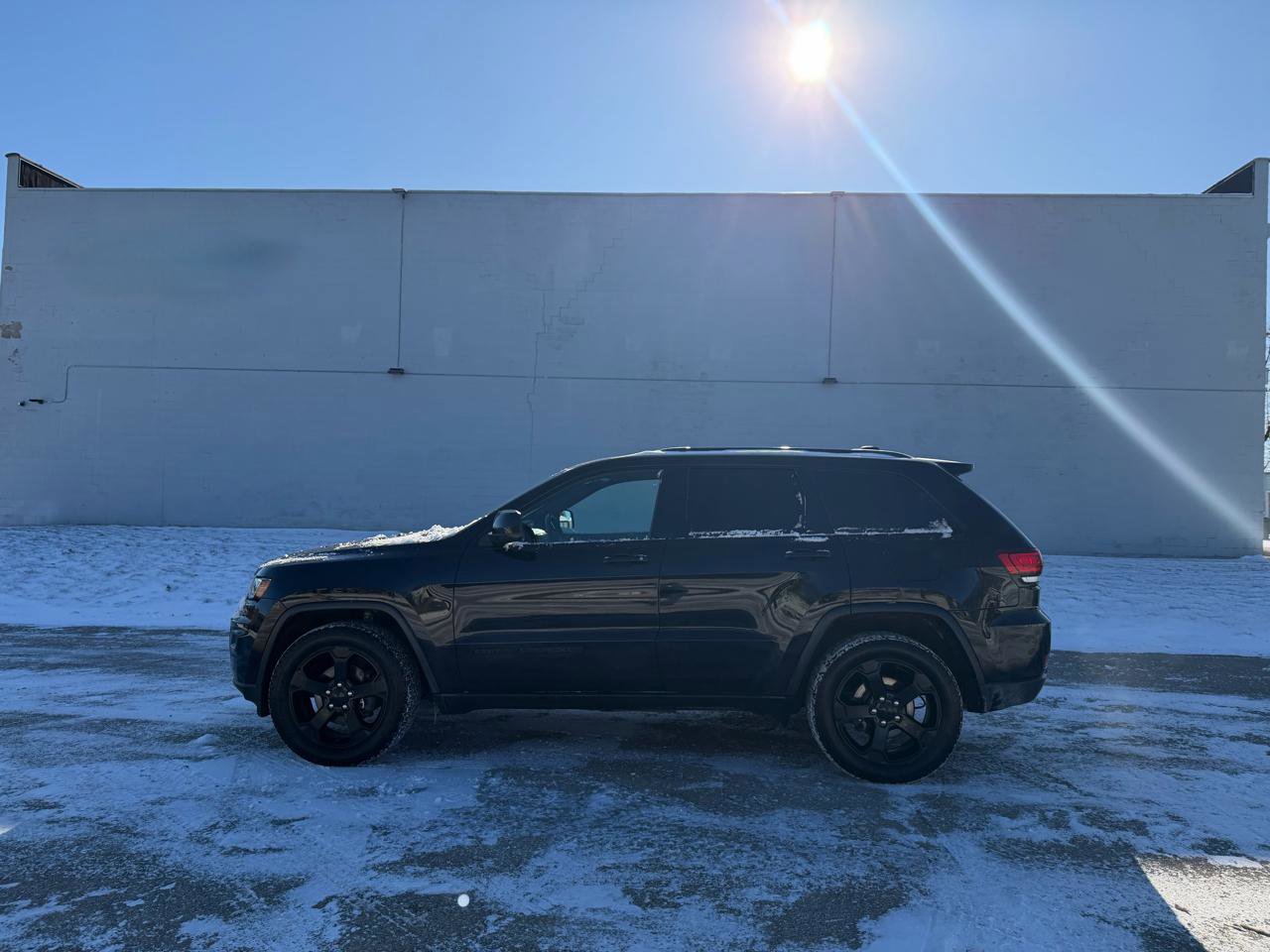Used 2020 Jeep Grand Cherokee Laredo image 4